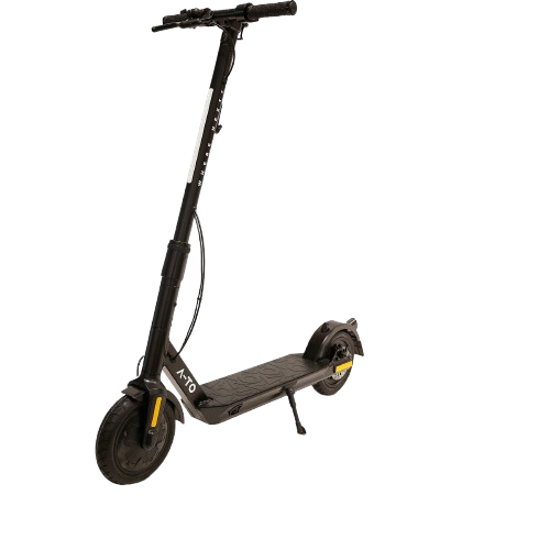 Schwarzer Elektroroller mit schwarzem Deck, schwarzen Rädern und weißem Vorbau, auf schwarzem Grund.