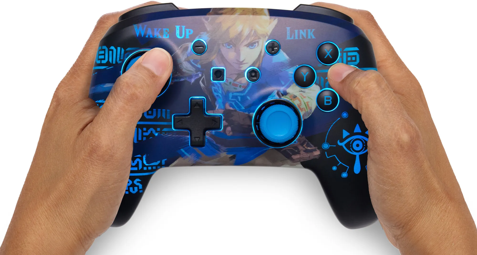 Mani che tengono un controller di gioco blu e nero con una grafica di Link.