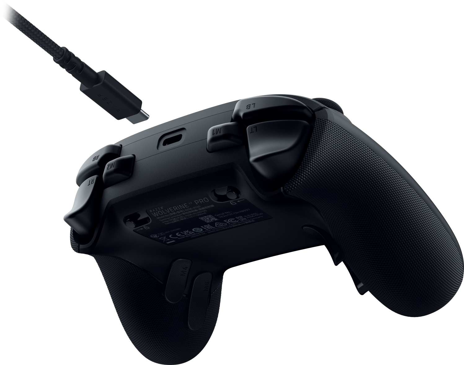 Schwarzer Razer Wolverine Pro Controller mit angeschlossenem USB-C-Kabel, schräge Ansicht, weißer Hintergrund.
