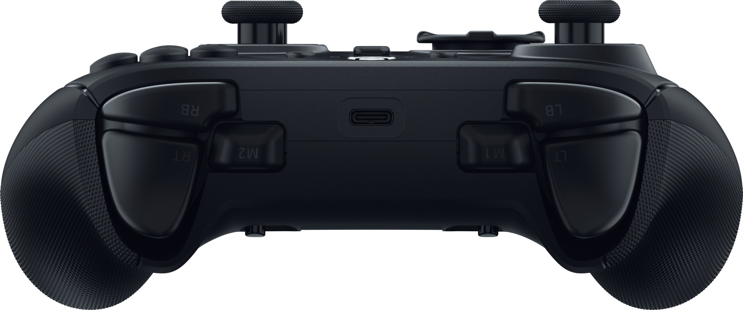 Schwarzer Gamepad-Controller, Unteransicht. Verfügt über Tasten und einen USB-Anschluss.