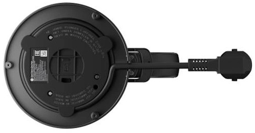 Czarna podstawa czajnika z przewodem i czarnym uchwytem. Widoczne dno czajnika.