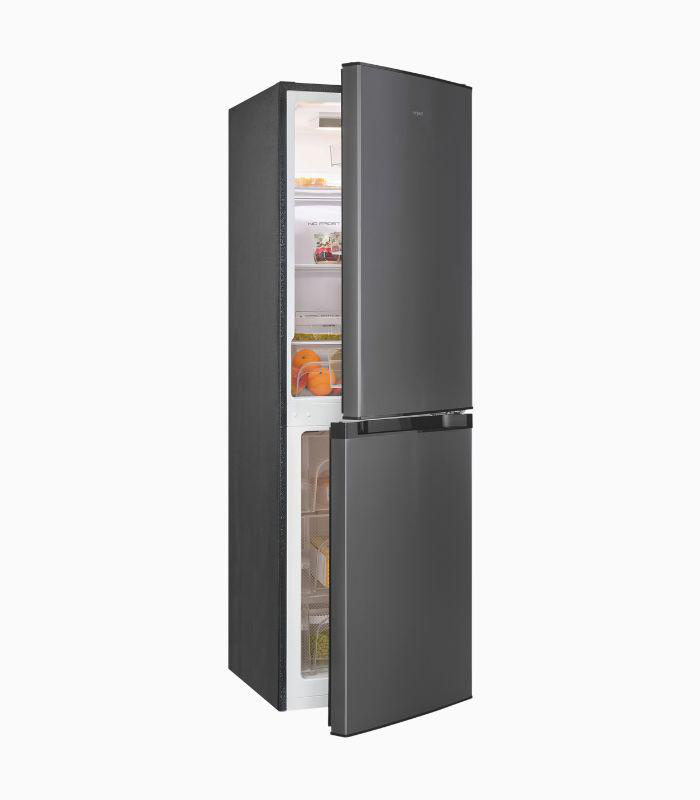 Schwarzer Kühlschrank mit offenen Türen, der das Innere zeigt. Orangen und Lebensmittel sind sichtbar.