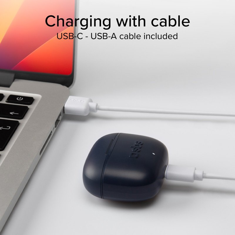 Ladekabel an Laptop und dunkelblauem, kabellosem Kopfhörer-Etui angeschlossen.