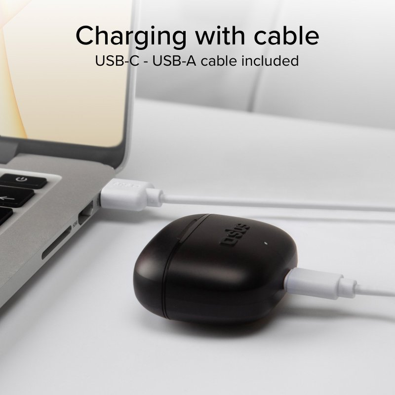 Schwarzes Ladecase mit einem weißen Ladekabel an einen Laptop angeschlossen.