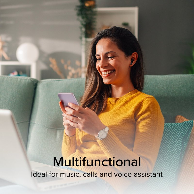 Frau auf Couch mit Laptop und Ohrhörern, lächelt auf dem Telefon. Text: Multifunktional, ideal für Musik, Anrufe.