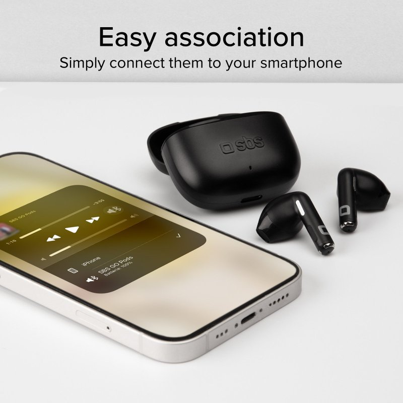 Weißes Smartphone mit Musik-App, daneben schwarze Ohrhörer und Hülle.
