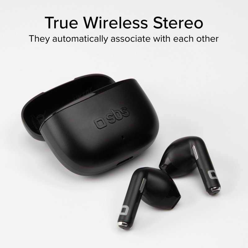 Schwarze Ohrhörer und Ladecase. Case offen, Ohrhörer daneben. Text: True Wireless Stereo. Weißer Hintergrund.