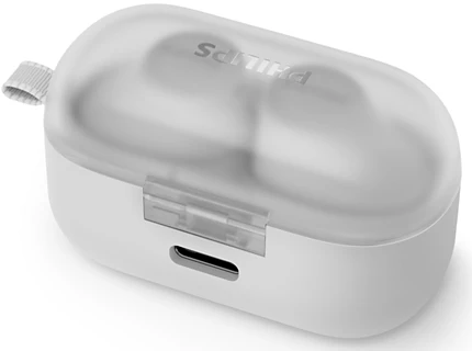 Fehér fülhallgató tok, zárva. A tok átlátszó fedéllel és USB-C porttal rendelkezik.