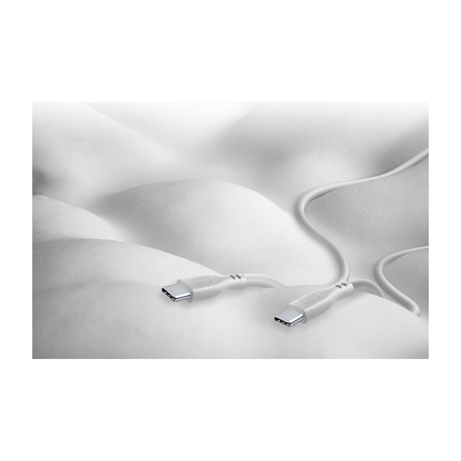 Due cavi USB-C bianchi con connettori su sfondo bianco, che mostrano le porte.