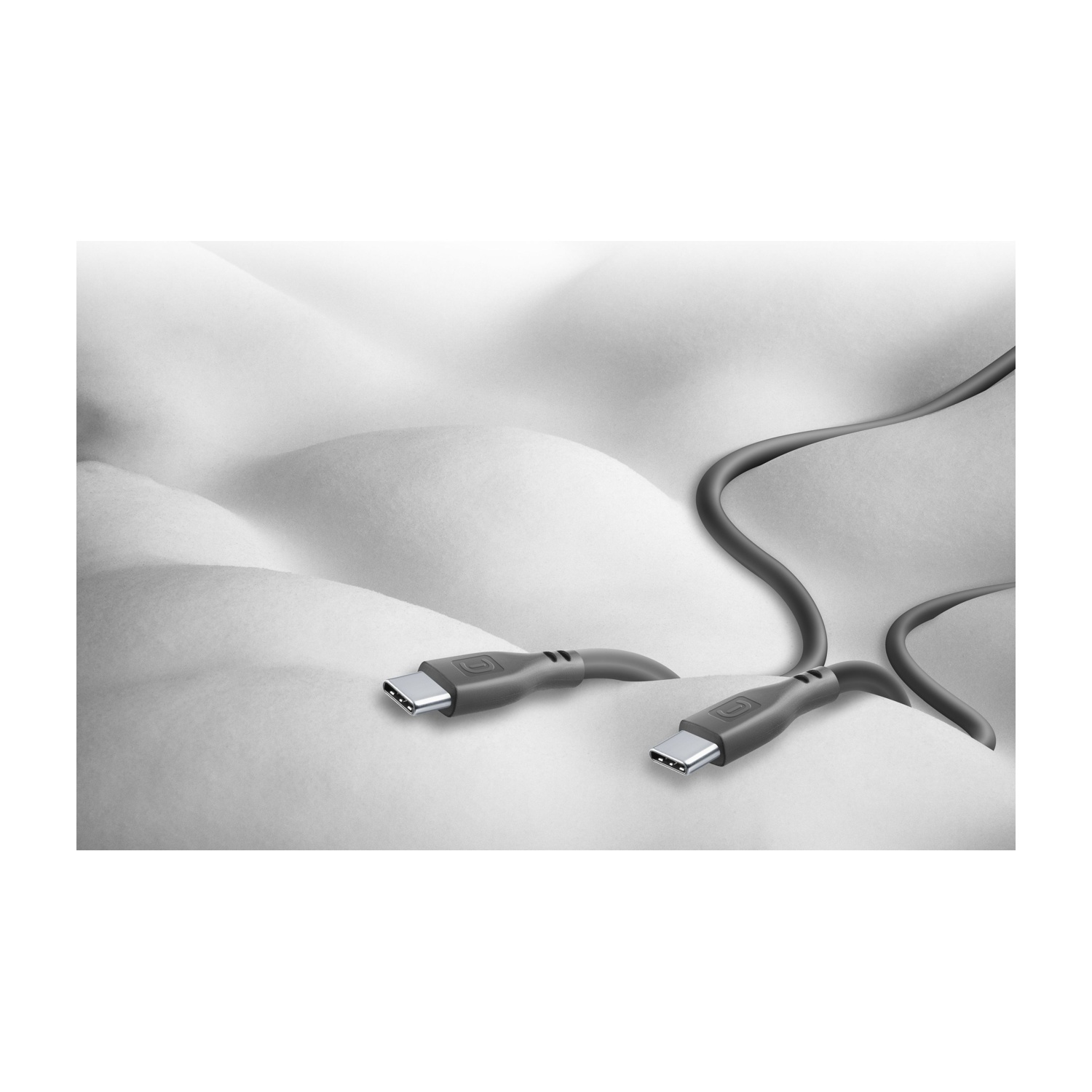 Due cavi USB-C grigi su sfondo chiaro. I cavi sono collegati, con uno sfondo bianco.
