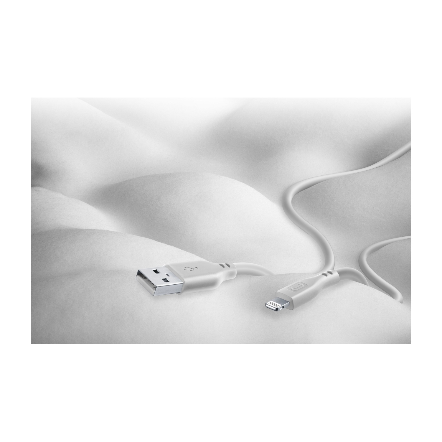 Cavo USB a Lightning bianco. Il cavo è su una superficie bianca strutturata. Sfondo bianco.