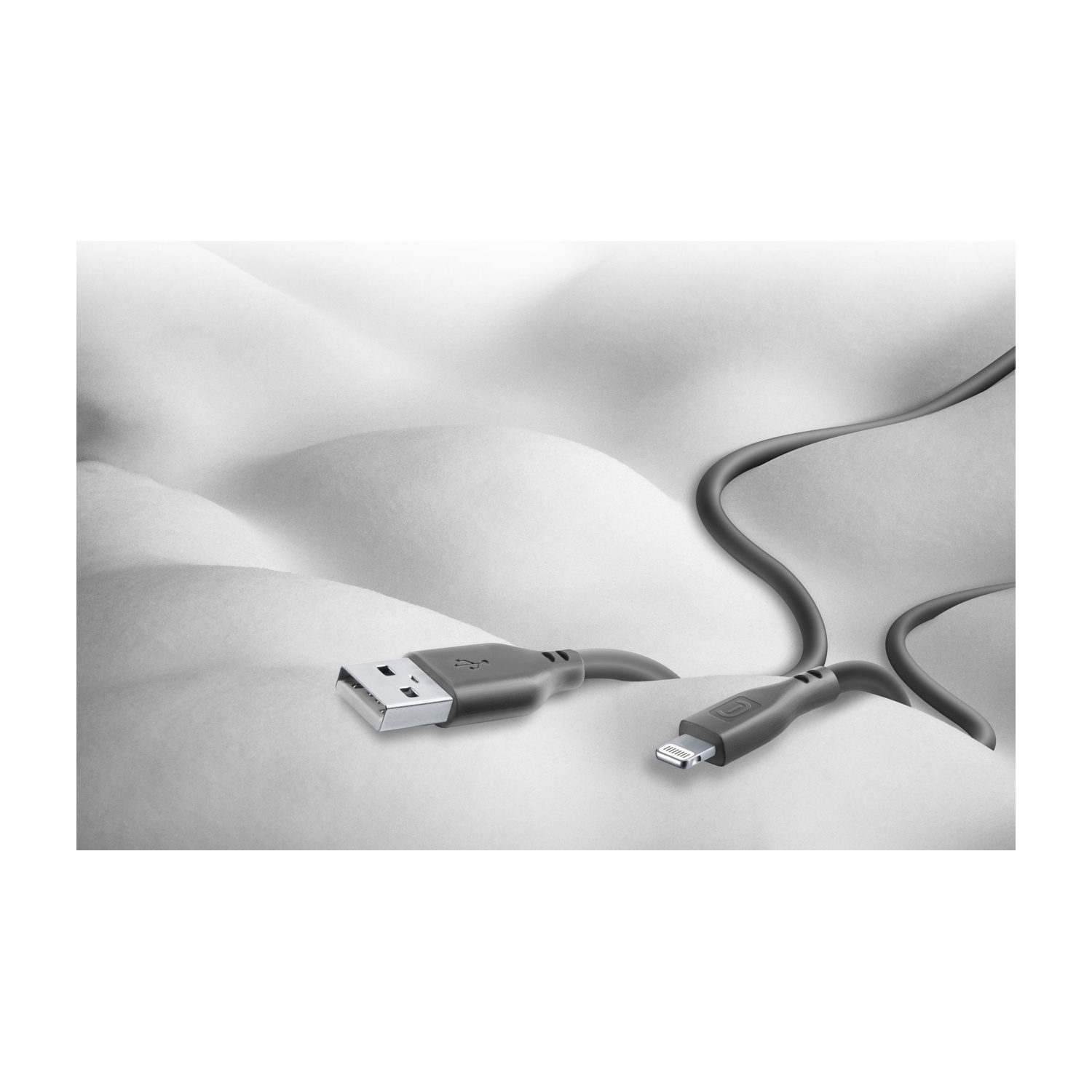 Un cavo USB con un connettore USB-A a un'estremità e un connettore Lightning all'altra. Lo sfondo è sfocato.