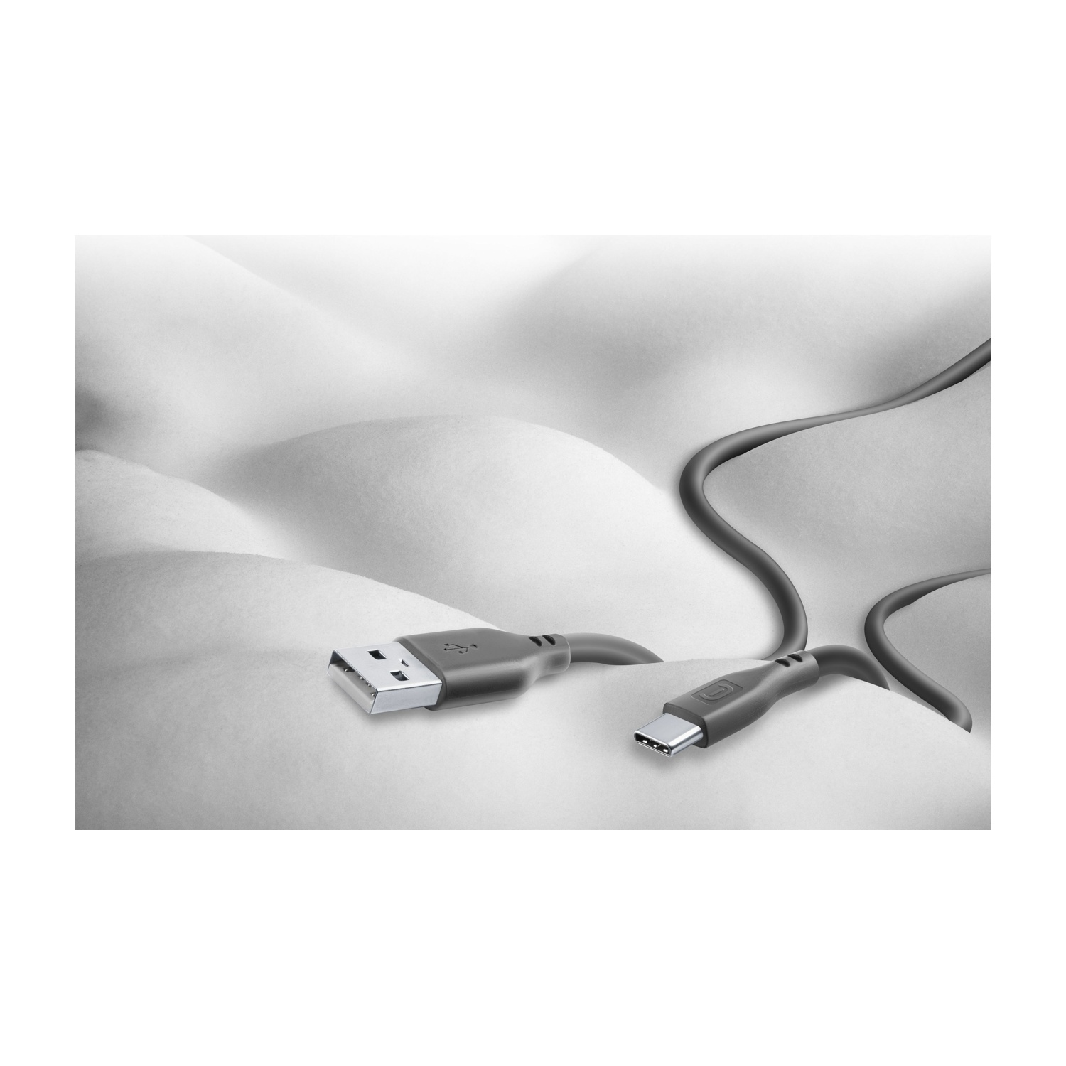 Cavo USB a USB-C, connettori grigi, sfondo bianco con forme astratte.