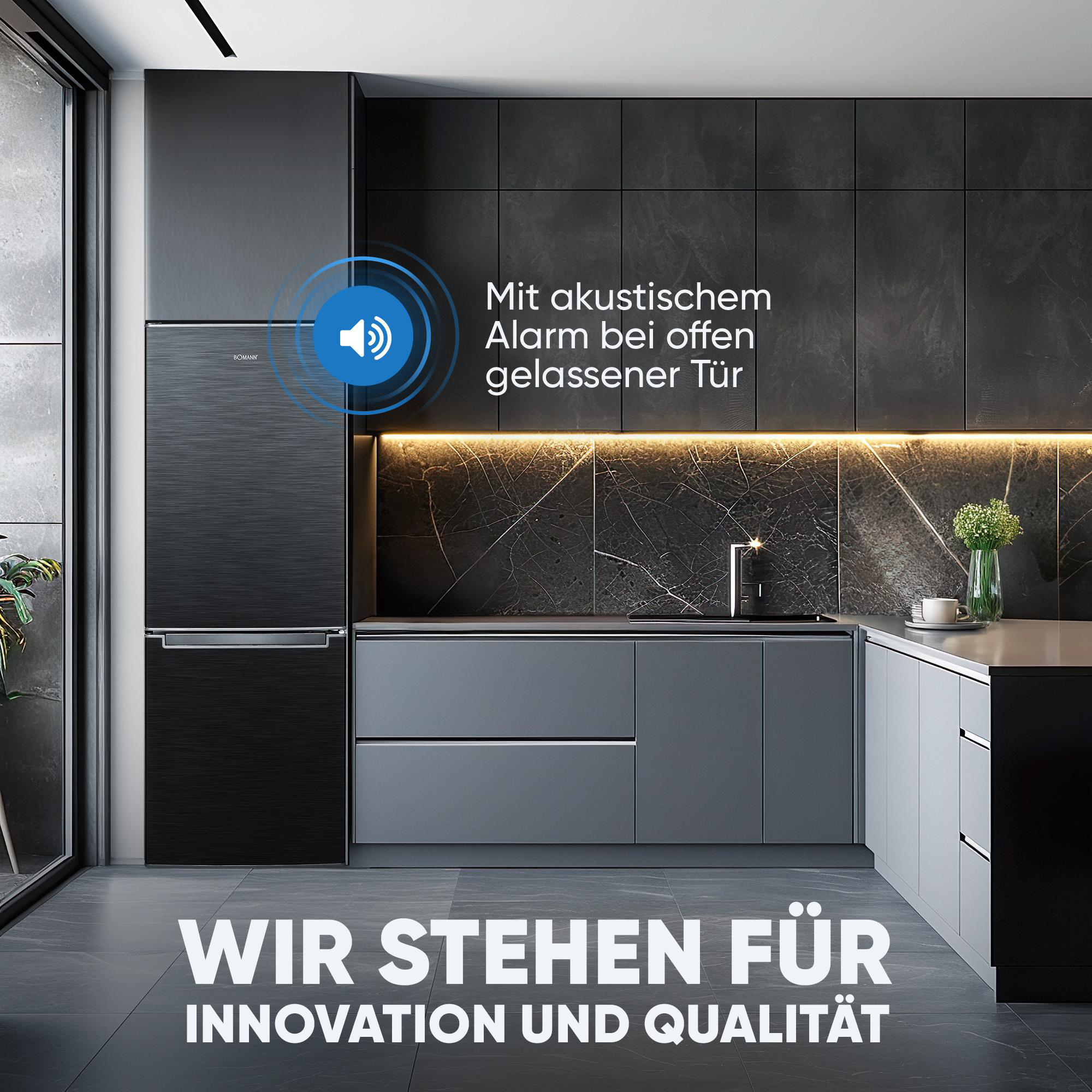 Moderne Küche mit schwarzem Kühlschrank. Text: Innovation und Qualität. Akustischer Alarm bei offener Tür.