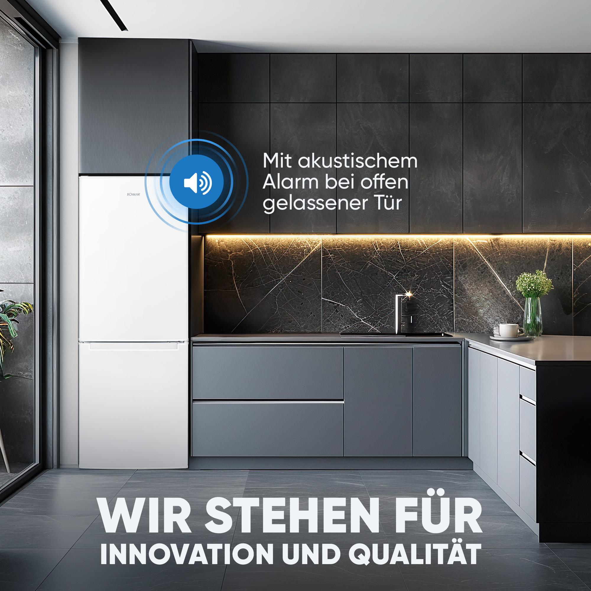 Küche mit weißem Kühlschrank. Text: „Wir stehen für Innovation und Qualität“.