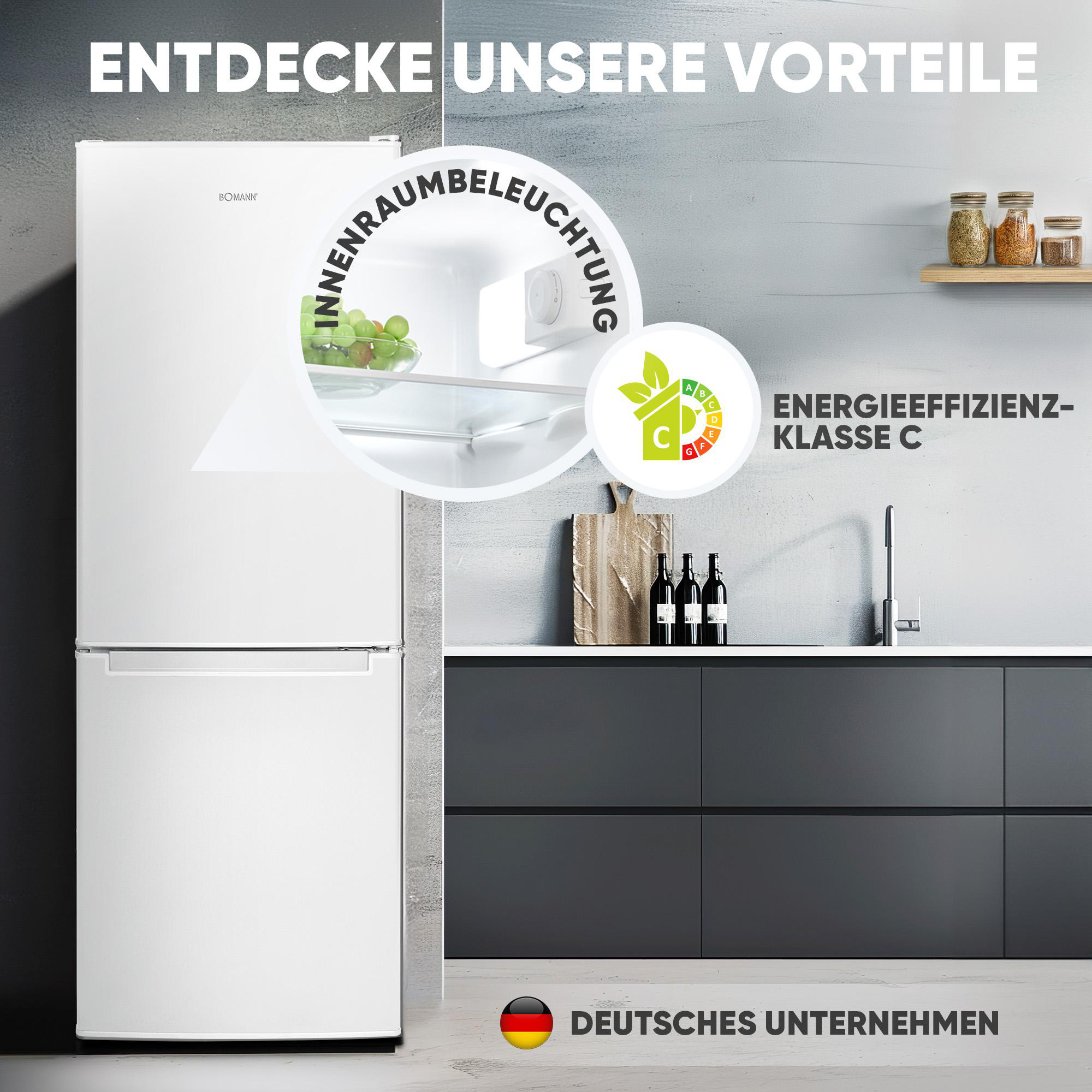 Ein weißer Kühlschrank mit offener Tür. Szene mit Gläsern, Flaschen und Energielabel.