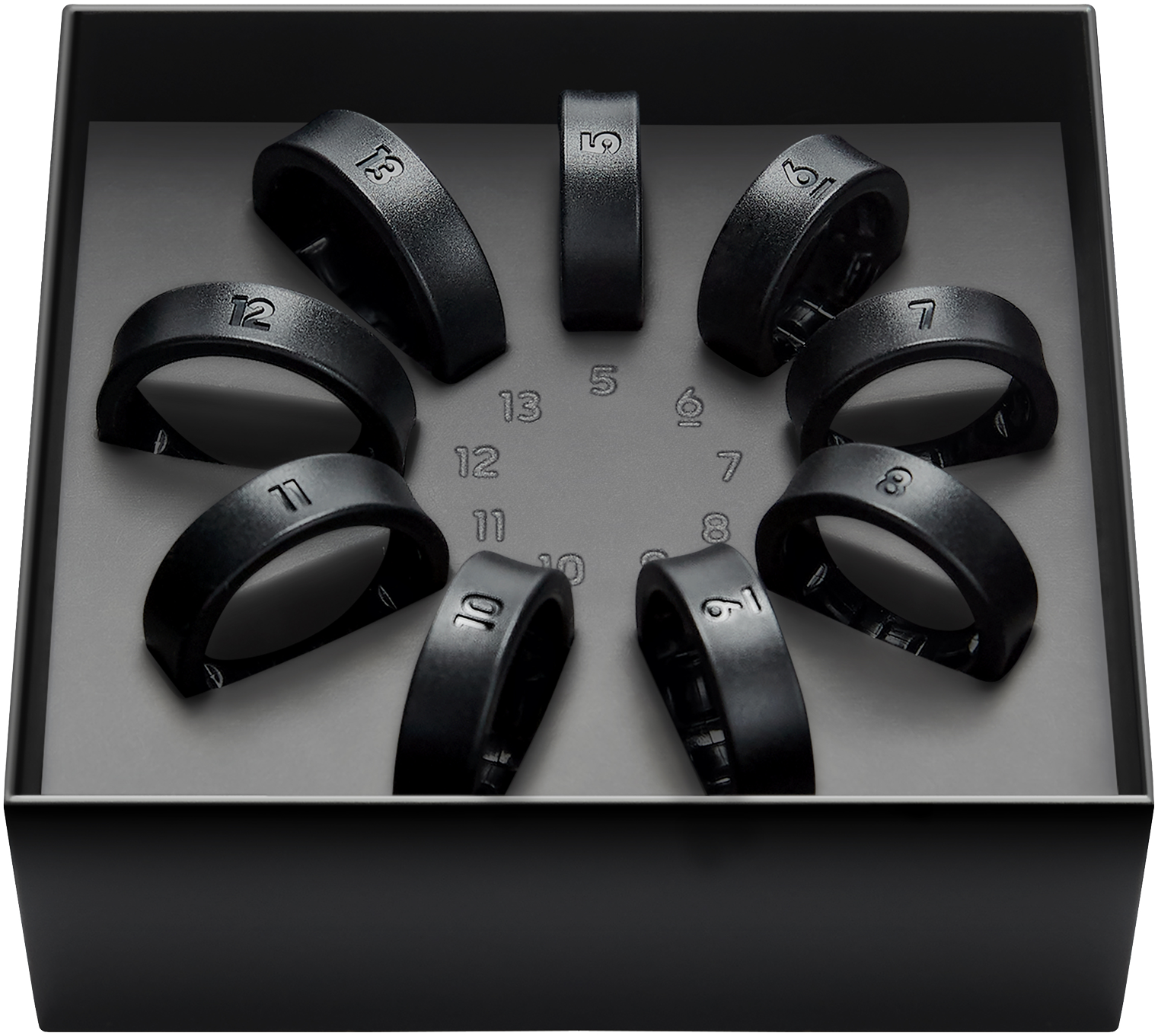 Auricolari neri in una custodia nera. Gli auricolari sono curvi e hanno un logo JLAB.