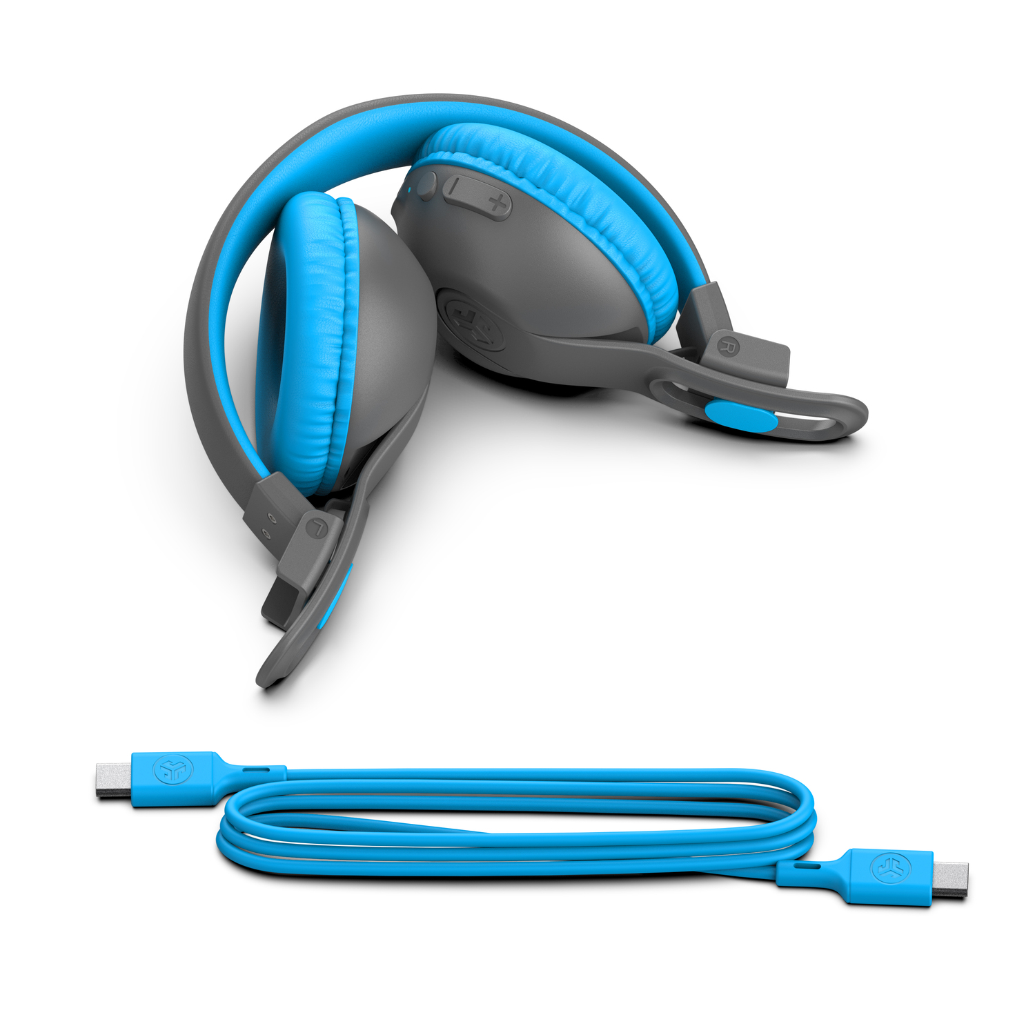 Grijze en blauwe koptelefoon opgevouwen. Een blauwe USB-C-kabel ligt onder de koptelefoon, op witte achtergrond.