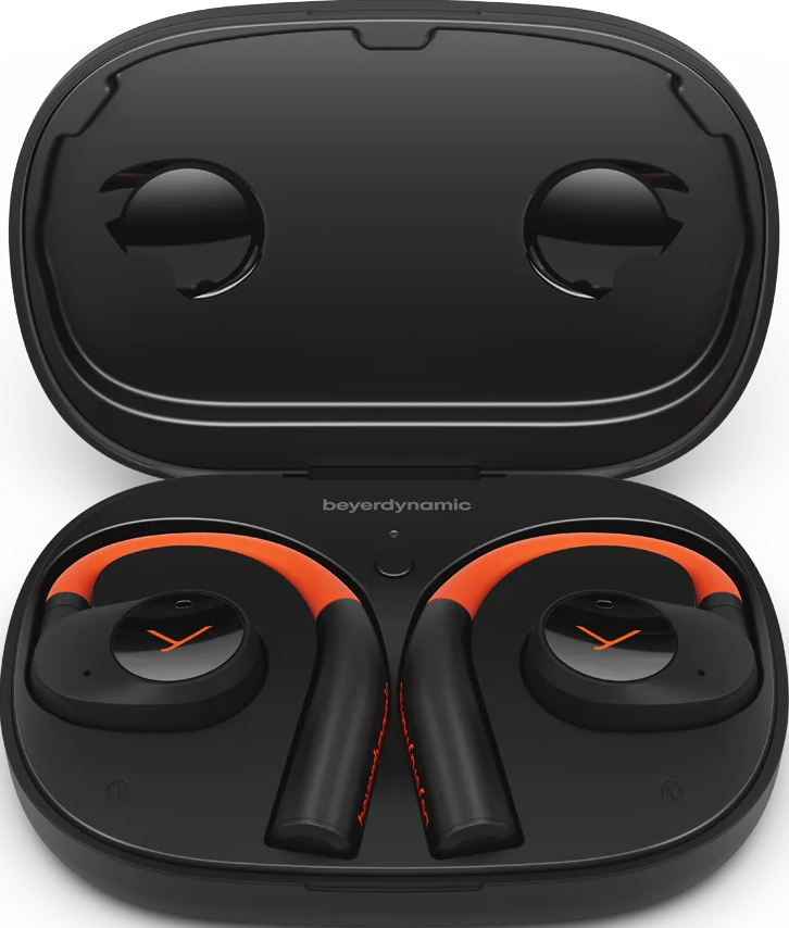 Schwarze beyerdynamic Kopfhörer in ihrem Etui. Die Kopfhörer sind orange und schwarz.