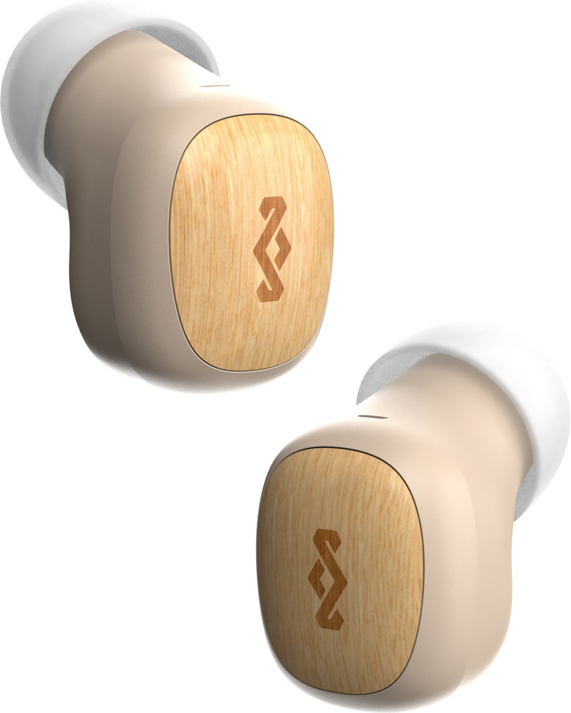 Zwei Ohrhörer, beige mit Holzmaserungsakzenten. Die Ohrhörer haben ein Logo darauf.
