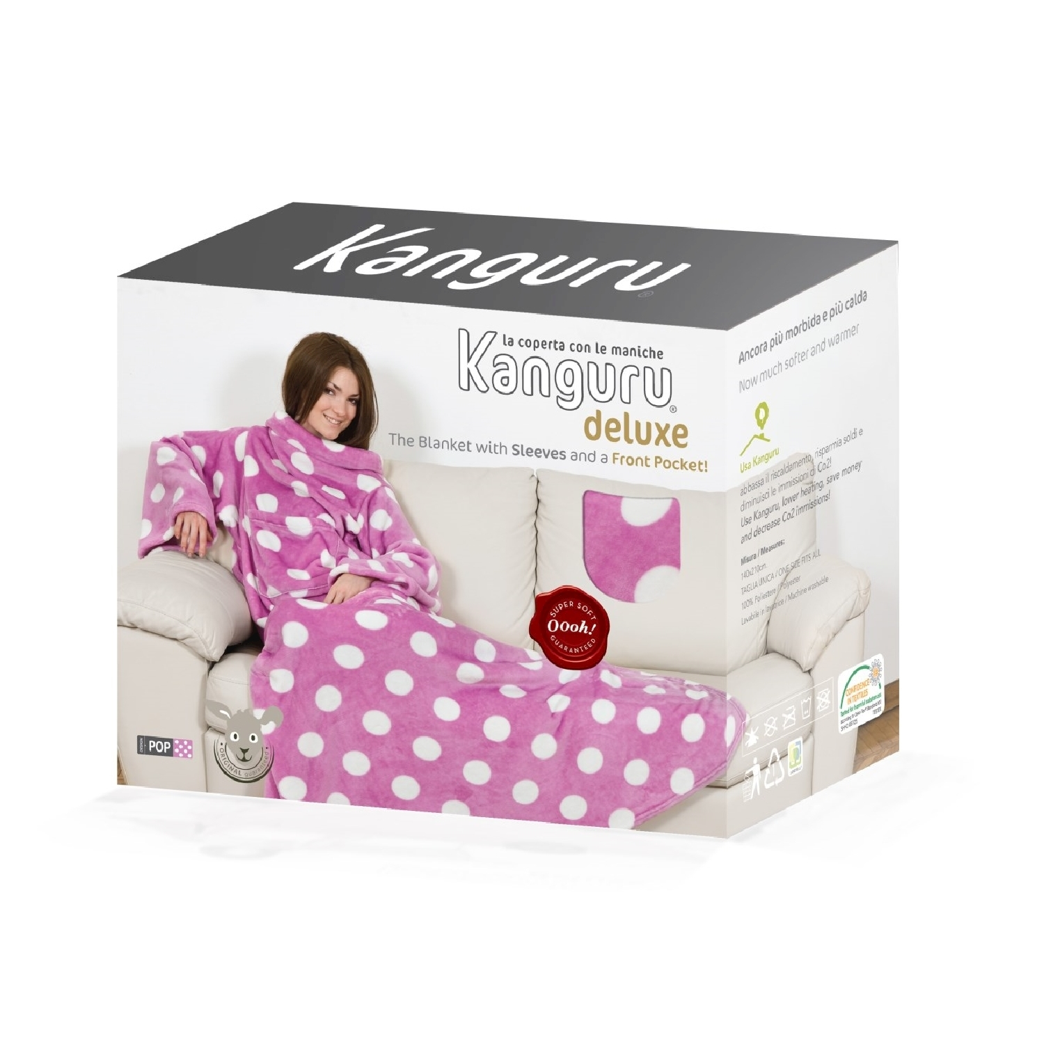 Una donna con una coperta rosa e bianca a pois è seduta su un divano bianco. La coperta è su una scatola.