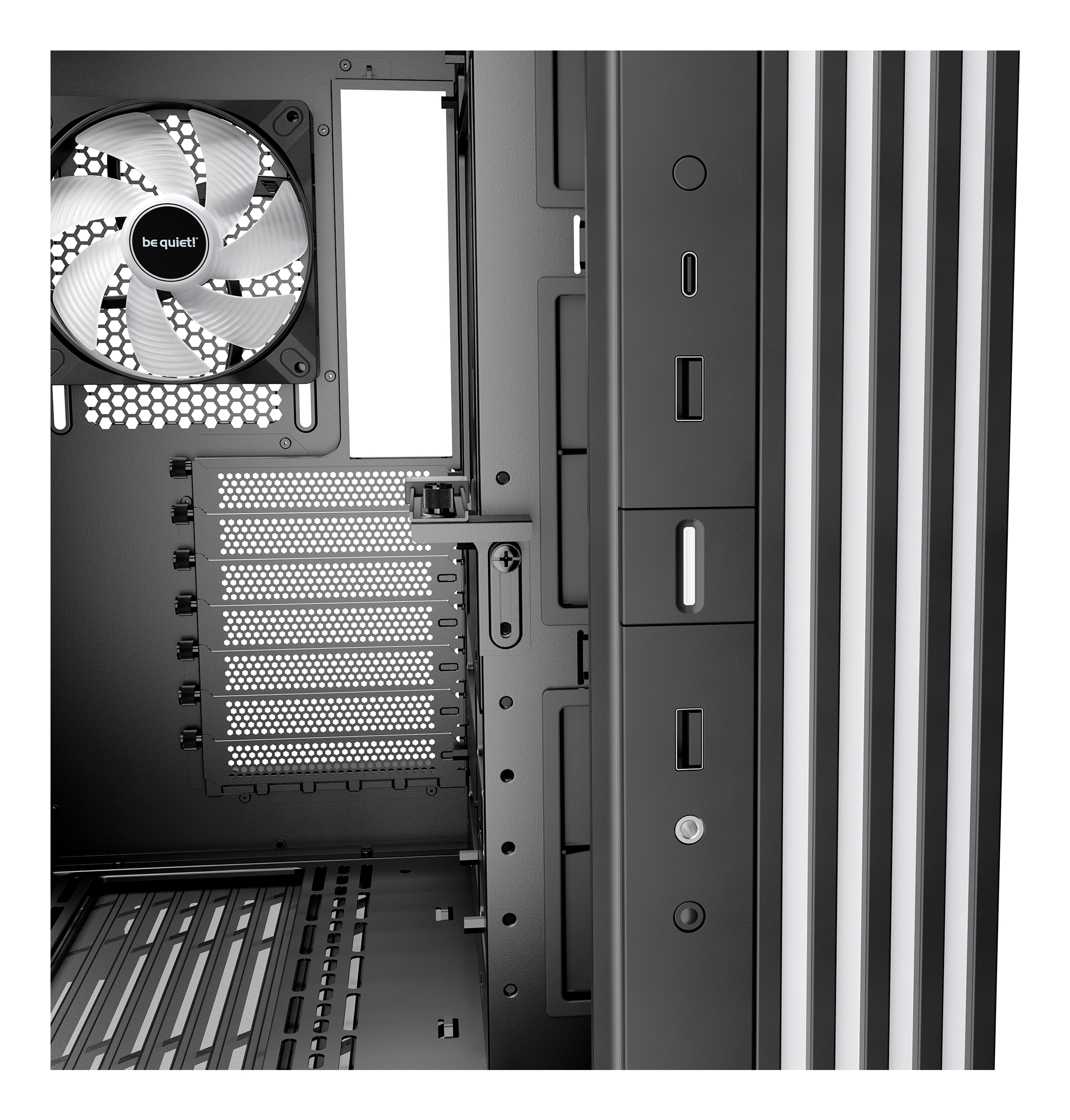 Innere eines schwarzen Computergehäuses. Ein Lüfter, Anschlüsse und ein Mesh-Panel sind sichtbar. Weiße Streifen.