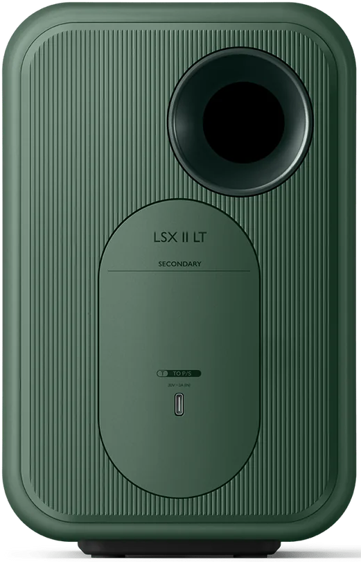 Zöld hangszóró, nagyméretű kör alakú porttal. Rajta a 'LSX II LT' felirat és egy USB-C port.