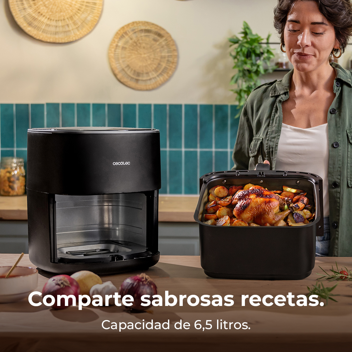 Mujer con freidora de aire y mesa con ingredientes. La comida dentro de la freidora parece cocinada.
