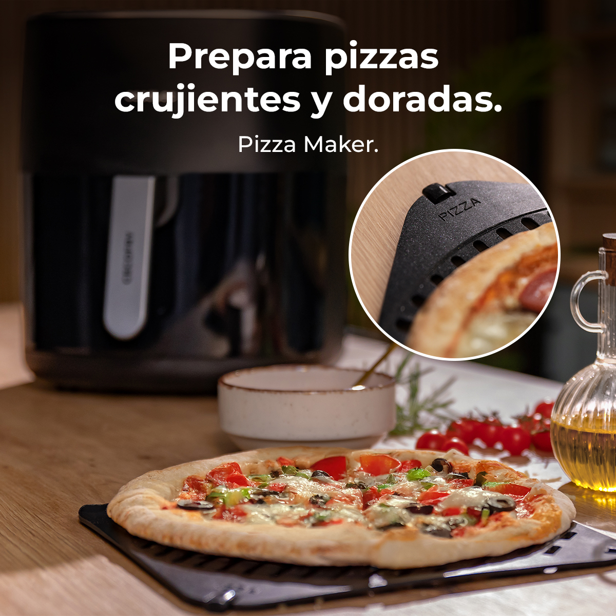 Horno para pizza con pizza en bandeja negra y primer plano de porción. Ingredientes visibles.