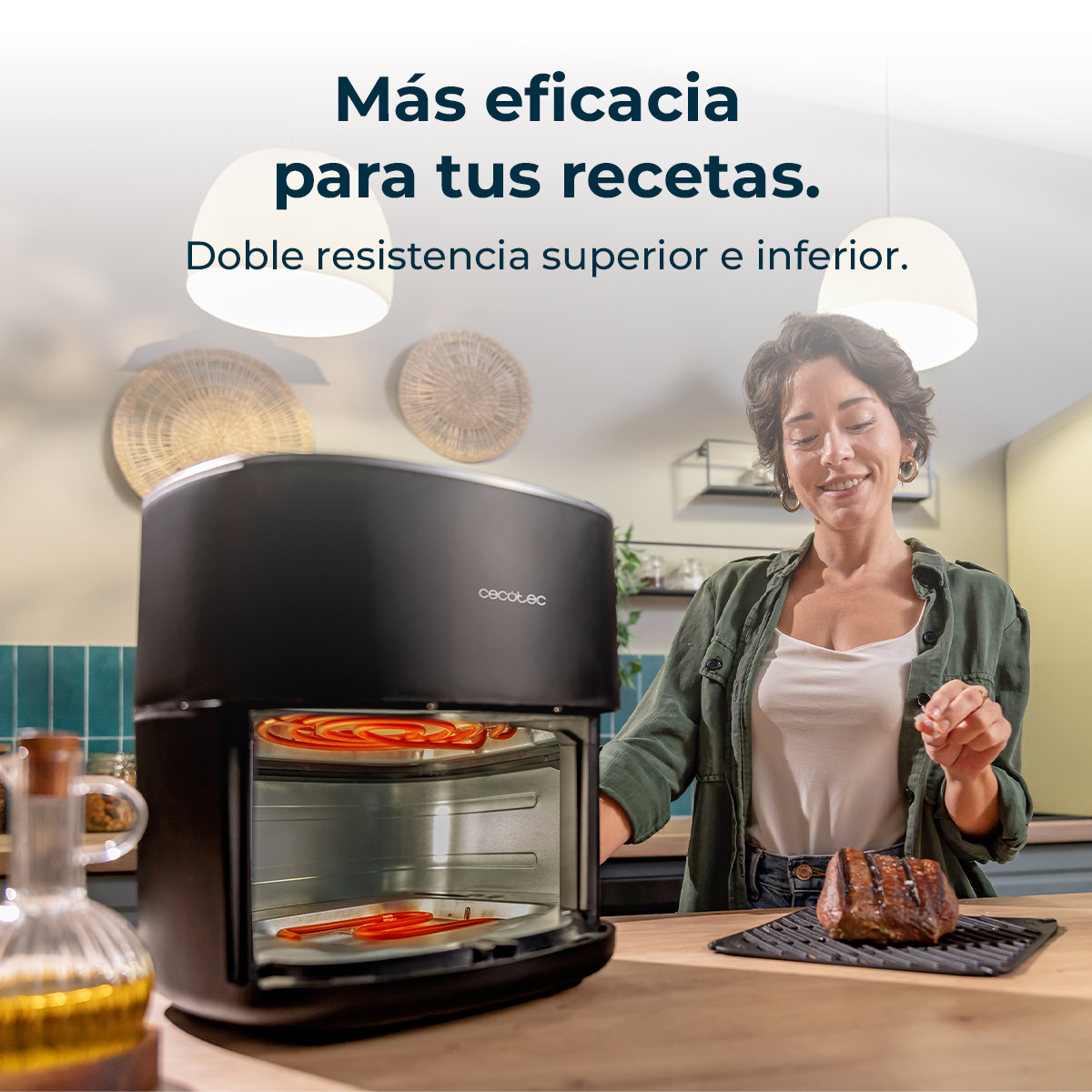 Mujer cerca de una freidora de aire con comida, fondo de cocina.