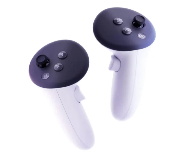 Dwa białe kontrolery VR z czarnymi górnymi częściami, przyciskami i joystickami. Leżą na białym tle.