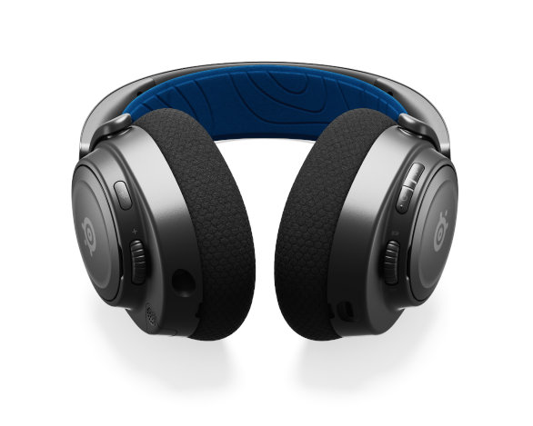 Czarne i srebrne słuchawki. Mają niebieski, wyściełany fragment na pałąku i logo SteelSeries.