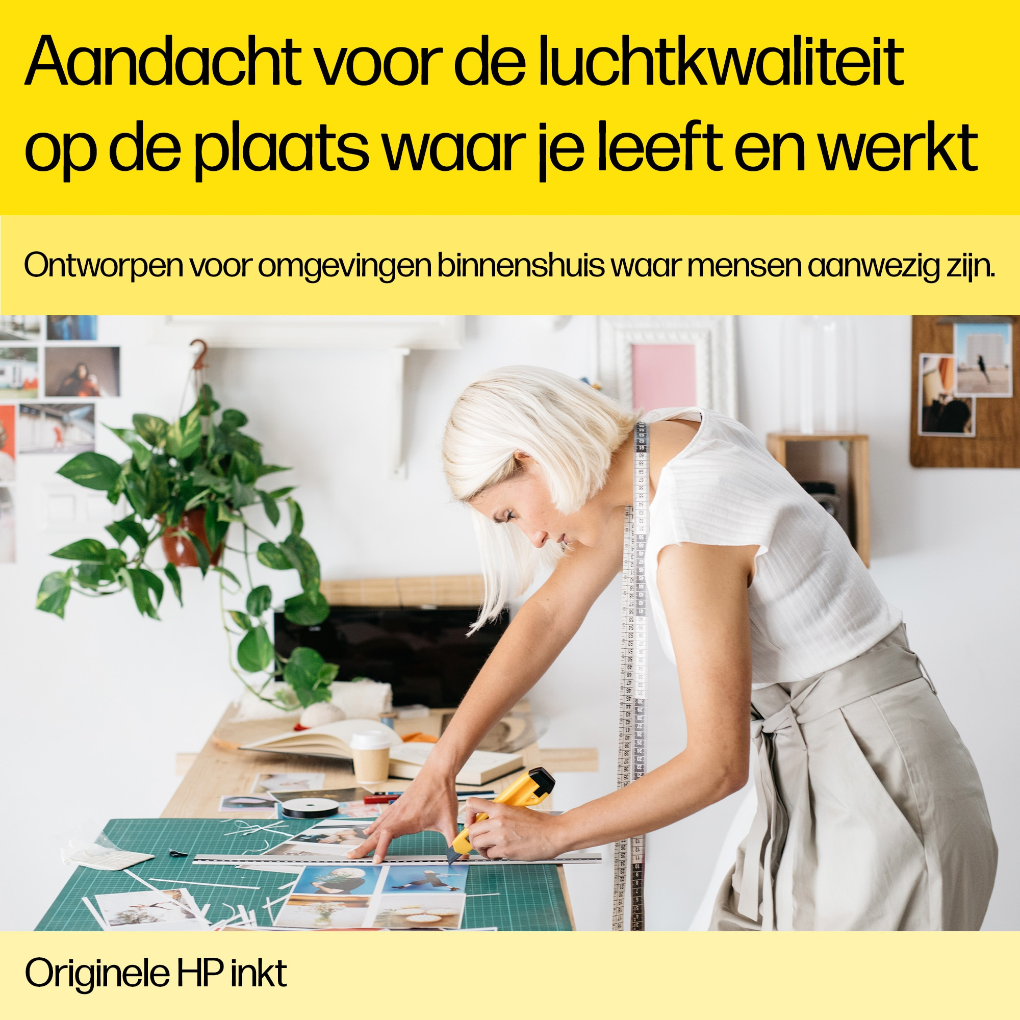 A woman working at a desk with cutting mats, measuring tape, and printed photos. Text in Dutch.