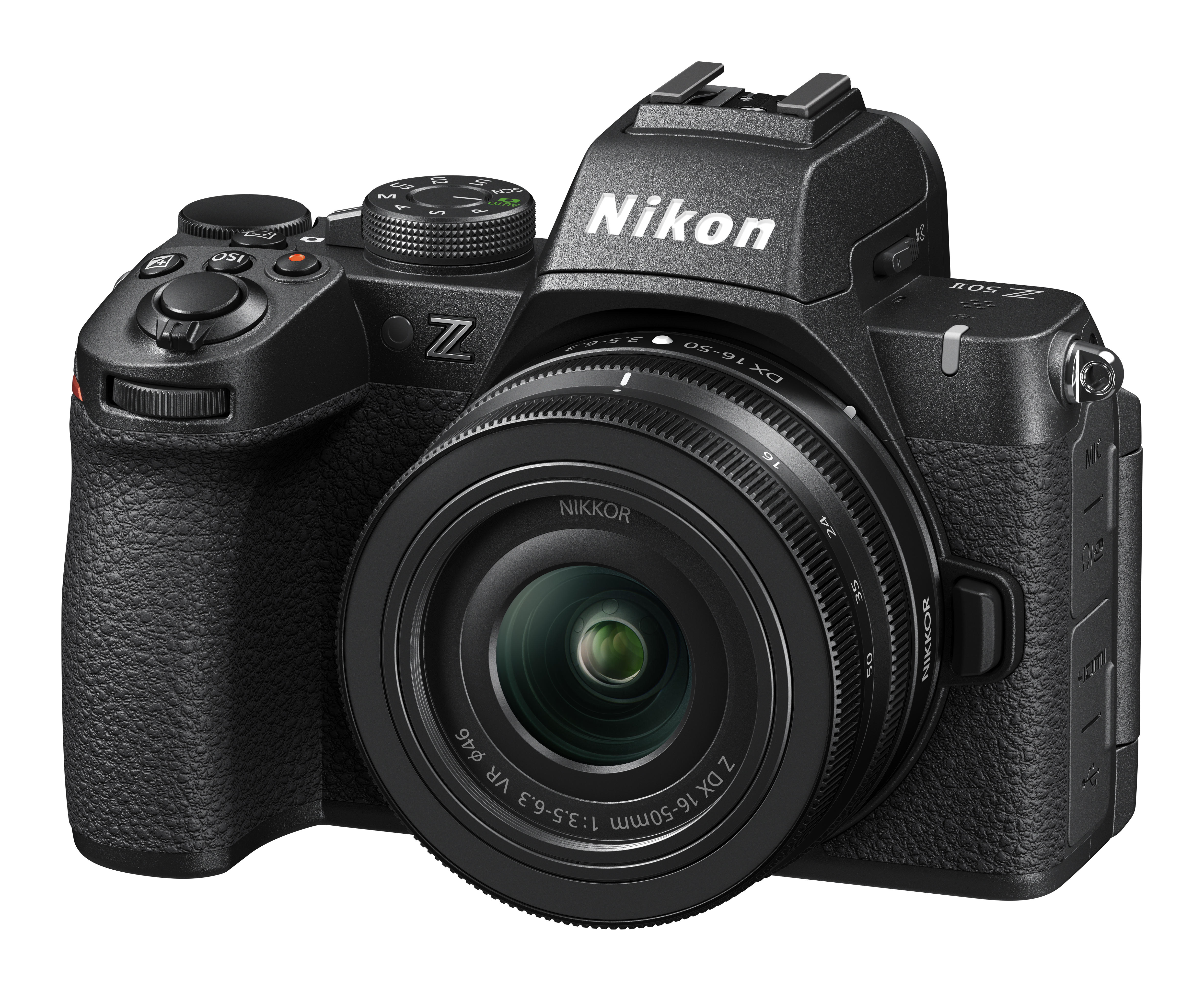 Eine schwarze Nikon Z 50 II Kamera mit Objektiv, vor weißem Hintergrund. Das Objektiv ist zentriert.