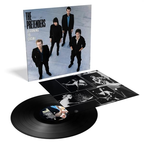 A Pretenders Learning to Crawl album borítója. A zenekar tagjai láthatók. Egy vinyl lemez és a belső borító látható.