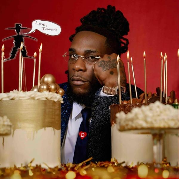 Album borító Burna Boy-jal, tortákkal és gyertyákkal körülvéve, szövegbuborékkal.