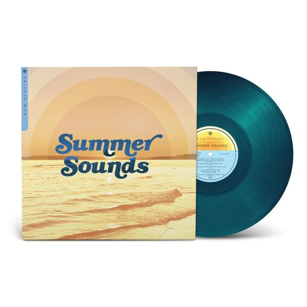 A Summer Sounds album borítója. Egy naplementés képet tartalmaz az album címével. Egy kék vinyl lemez látható.