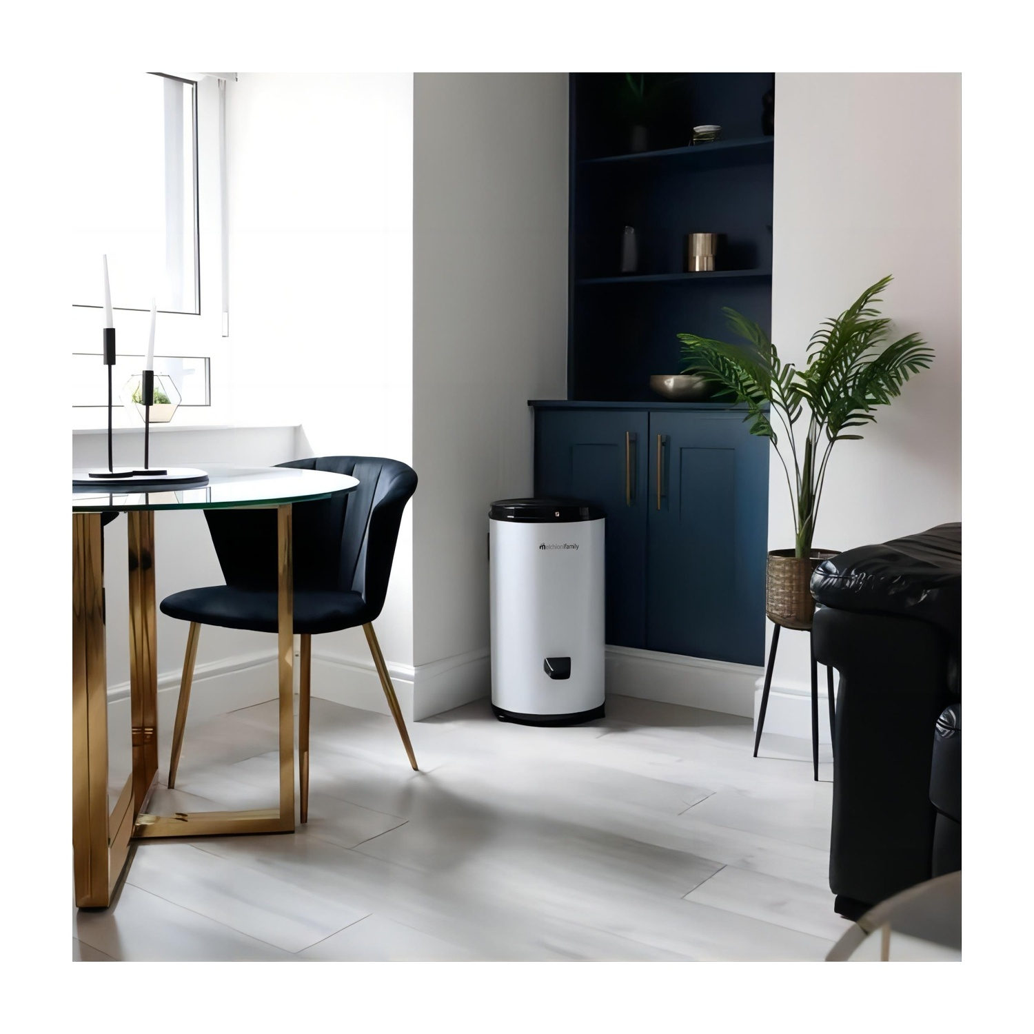 Scatto interno con tavolo da pranzo, sedia e un purificatore d'aria bianco.