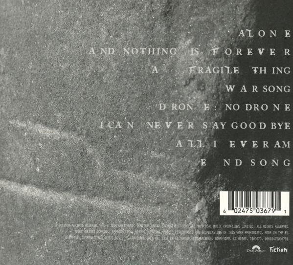 Albumcover mit Songtexten, Text in Weiß auf strukturiertem grauen Hintergrund.