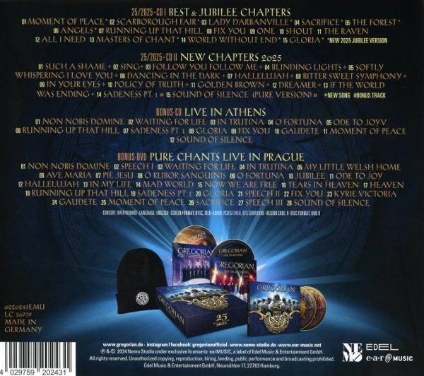 Die Rückseite eines CD- und DVD-Sets. Text und Bilder einer Band sind sichtbar.