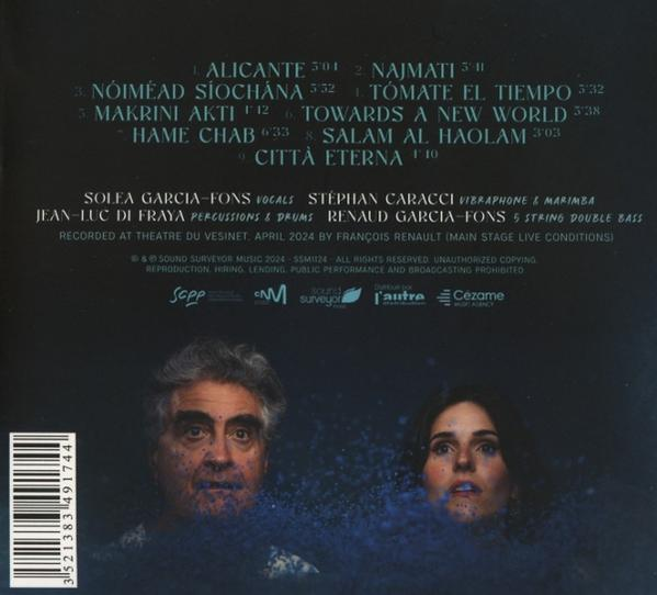 CD-Cover mit Titelliste und Künstlernamen. Zwei Personen mit blauer Farbe im Gesicht sind sichtbar.