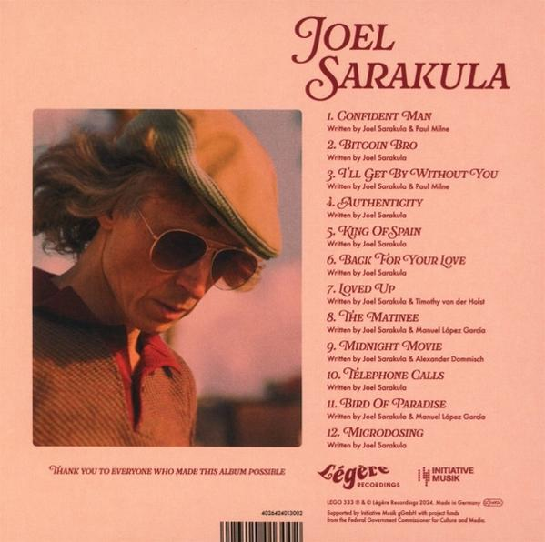 Albumcover mit Text. Das Gesicht eines Mannes ist sichtbar. Der Text enthält Songtitel und den Künstlernamen.