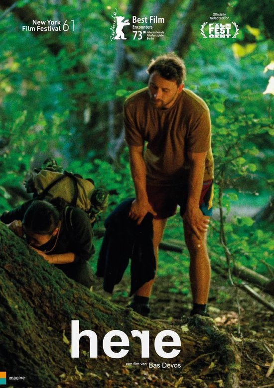 Affiche de film : deux hommes dans une forêt, l'un regardant un arbre. Le titre est 'here'.