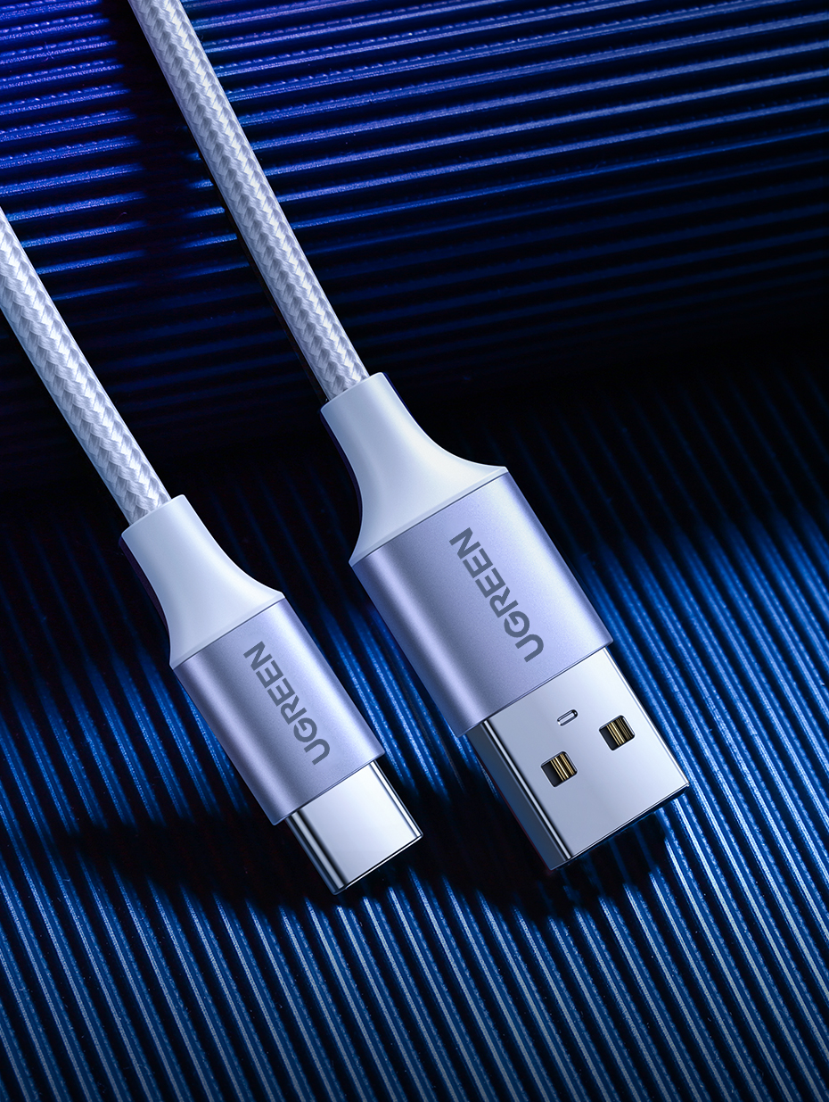 İki konektörlü bir USB kablosu. Biri USB-C, diğeri USB. Kablo beyaz ve gridir.