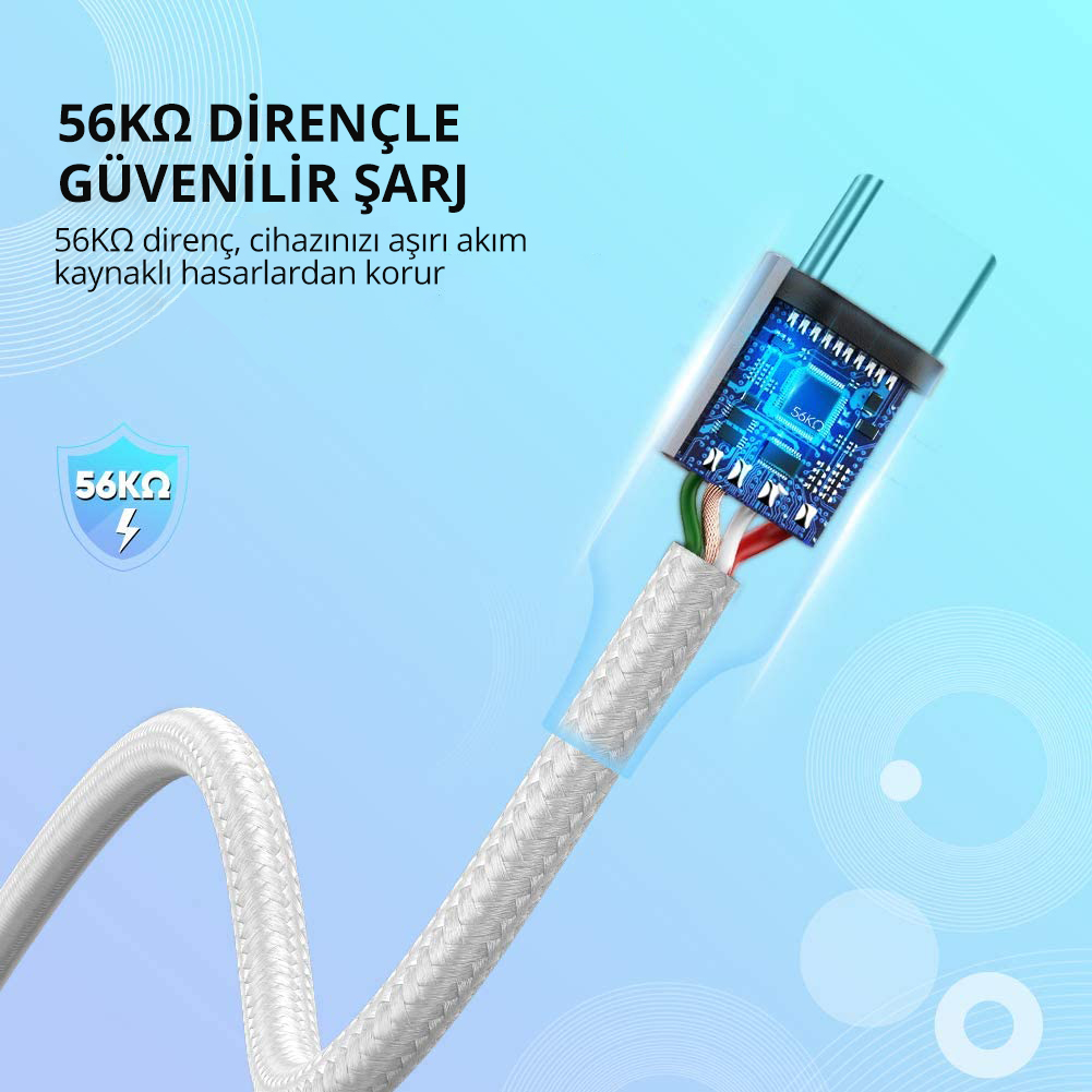 Mavi bir devre kartı ile beyaz örgülü bir şarj kablosunun yakın çekimi.