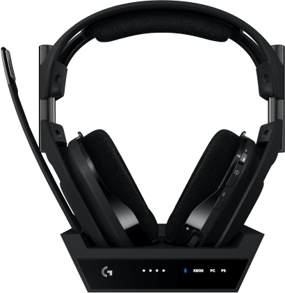Fekete gamer headset állványon. Az állványon logó és csatlakozó feliratok láthatók.