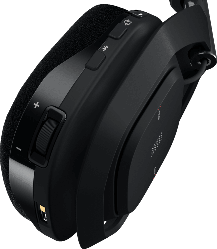 Egy fekete gamer headset közeli képe, gombokkal és hangerőszabályzóval.