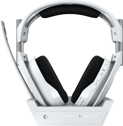 Fehér gamer headset mikrofonnal és állvánnyal. A fülkagylók és a fejpánt láthatók.