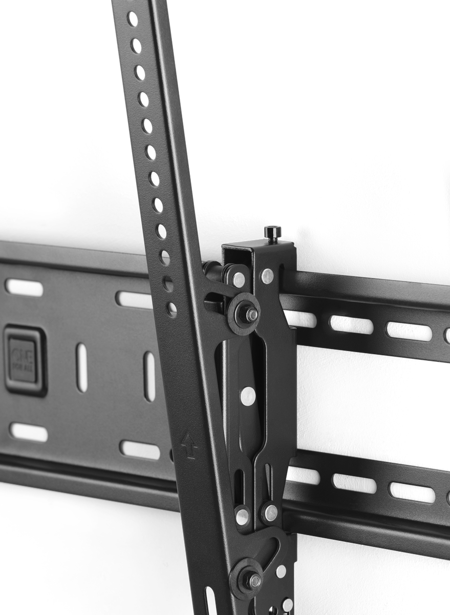 Schwarze TV-Halterung an weißer Wand. Metallrahmen mit Löchern, Verstellarm und Schrauben.