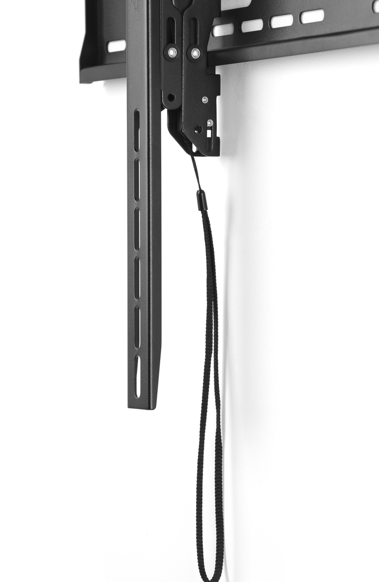 Schwarze TV-Halterung an einer weißen Wand, mit schwarzem Kabel.